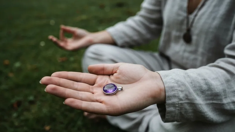 Pierre améthyste brute avec nuances de violet